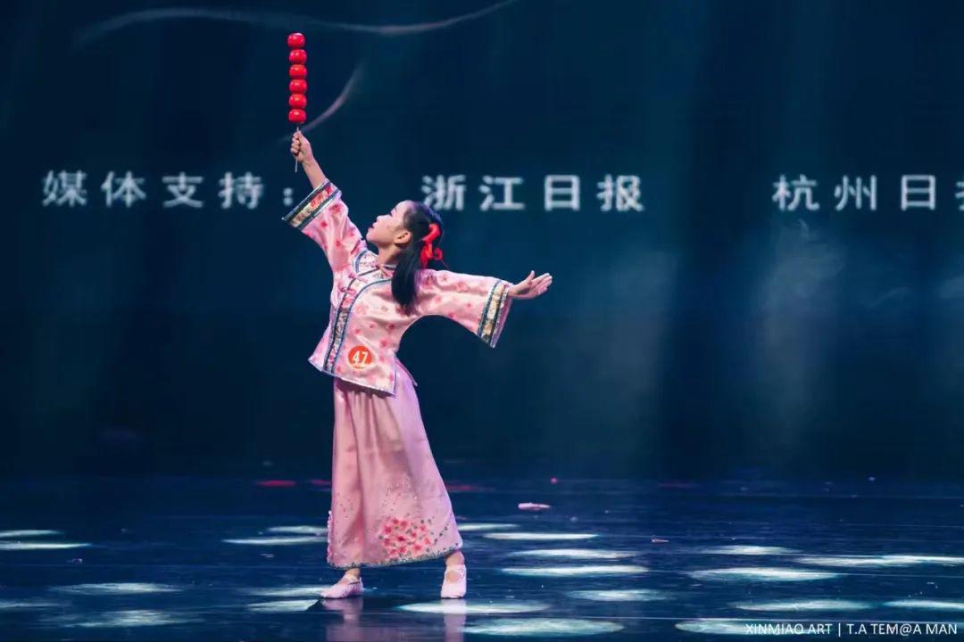 桃李芬芳杭州赛区银奖获奖作品:姥姥说获奖学员:郑钰萱北京舞蹈学院