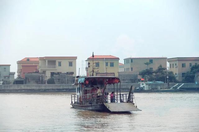 小石头从地铁低涌站出来到达清流村,在清流渡口等待着摆渡船.