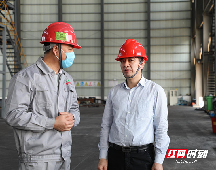 资兴市委副书记,市长罗成辉在慧华电子厂调研.