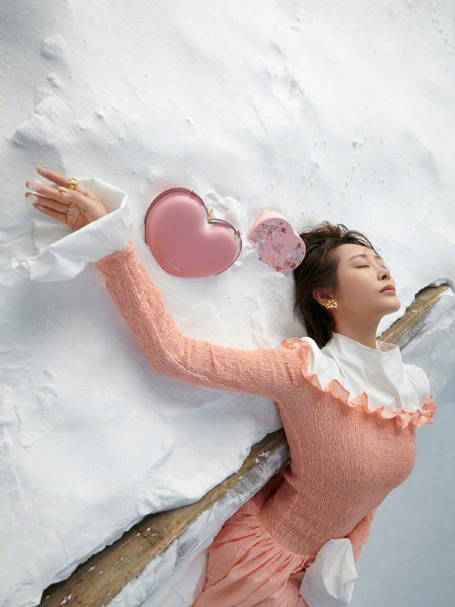 原创31岁李纯气质开挂穿吊带露背连衣裙尽显蝴蝶骨气质惊艳