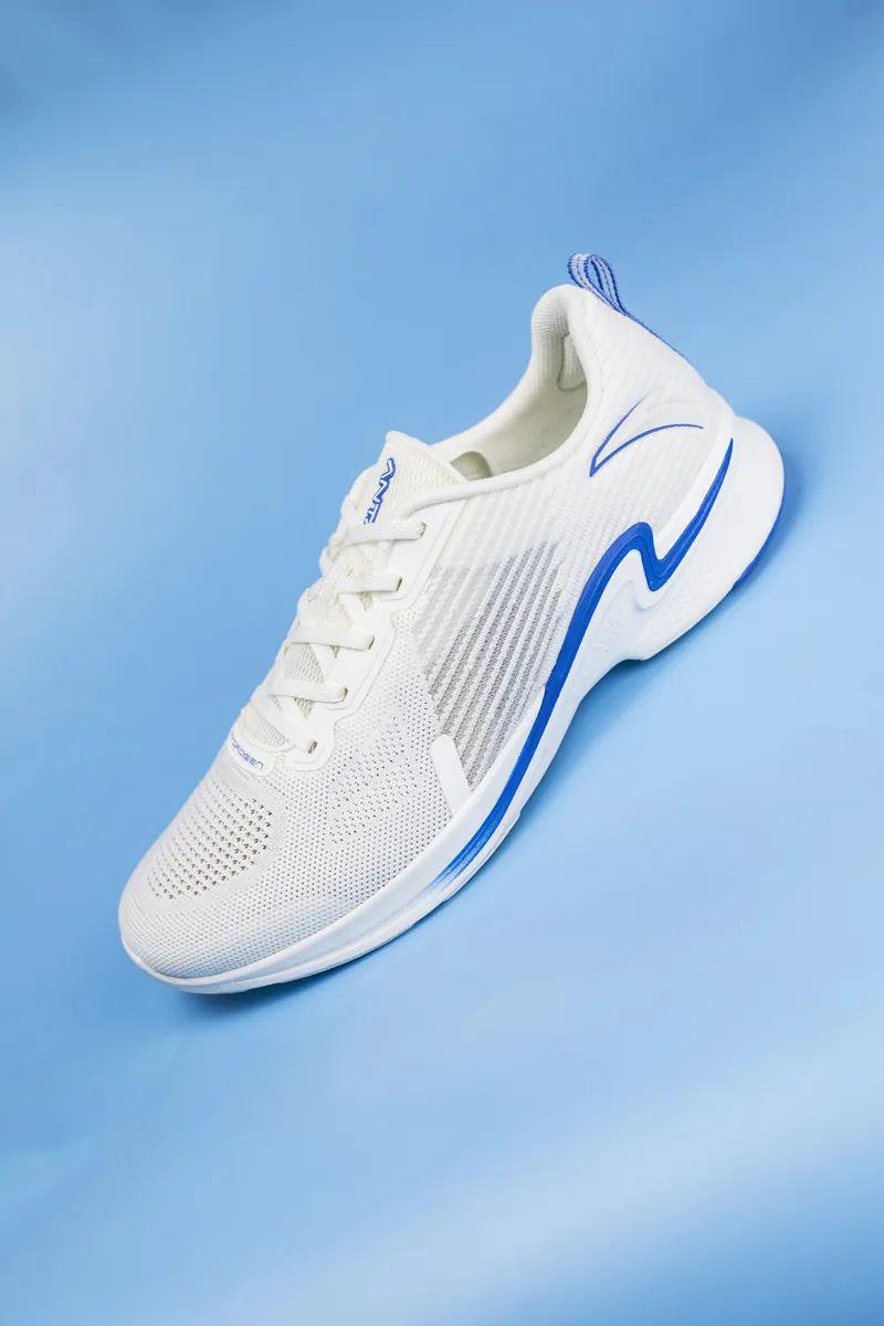 这次安踏氢跑鞋 2.0升级回归,男子 us8 码143 克,女子 us6.