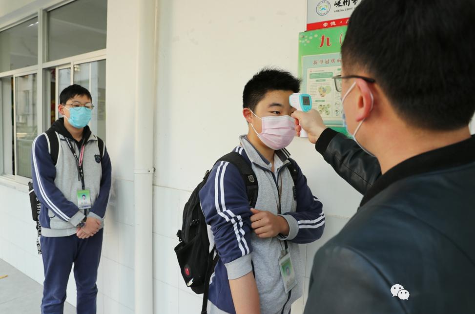 戴口罩测体温保持1米以上间距我市高三初三学生今天返校复学
