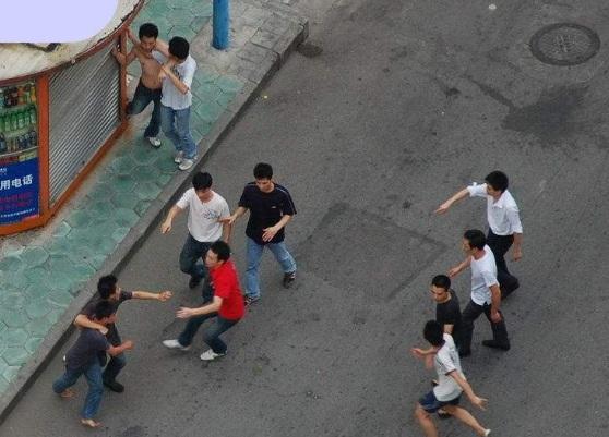 初中时,男生自以为"帅炸"的3类行为,但长大后想想真的特别傻