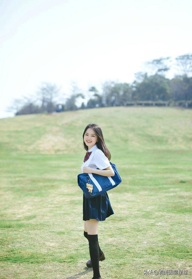 校园草坪上露出迷人笑容的可爱女生图片集,想陪你一辈子