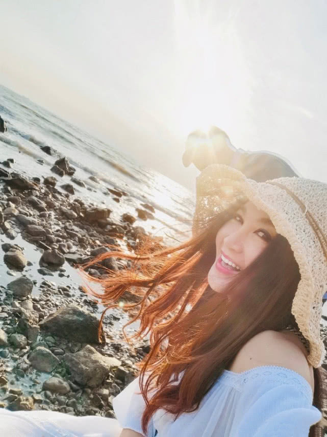 原创温碧霞晒一家三口合影夫妻同框宛如老夫少妇10岁养子像极爸爸