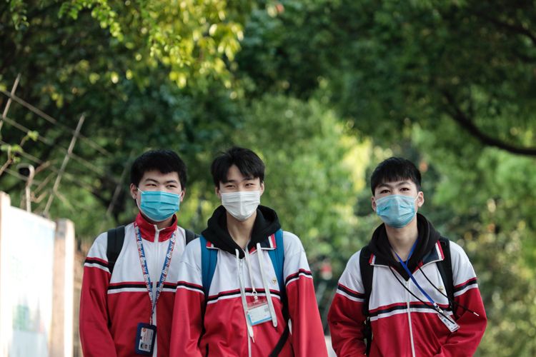 浙江初高三复课:秀州中学一日四测温 体育课可摘口罩