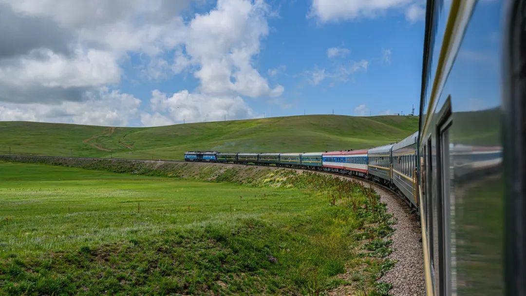 k3次国际列车驰骋在乌兰巴托以南的蒙古草原上k3次国际列车驰骋在蒙古