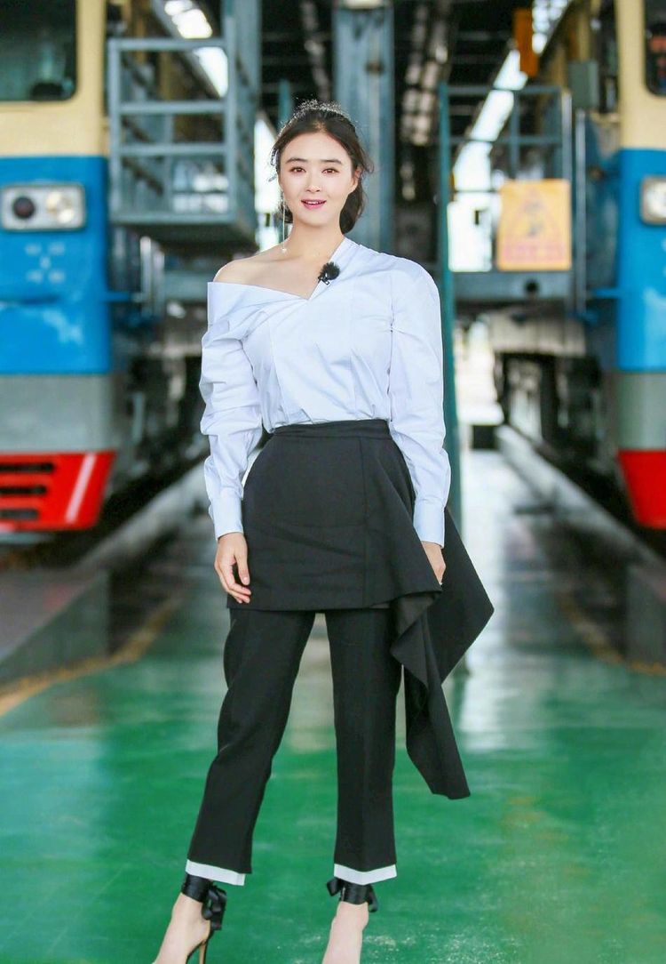 微胖女生别再t恤紧身裤学蒋欣这样穿气质时髦又显瘦