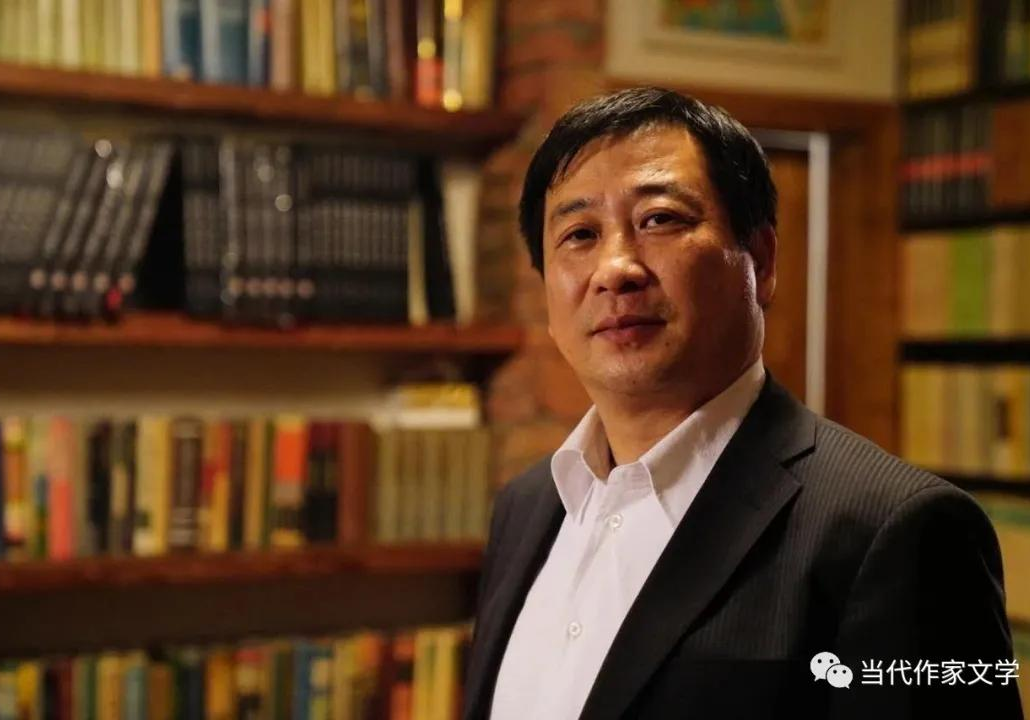 名家有约戴宇我的灵魂在彷徨无奈的蜂尾上刻下瑰丽的梦