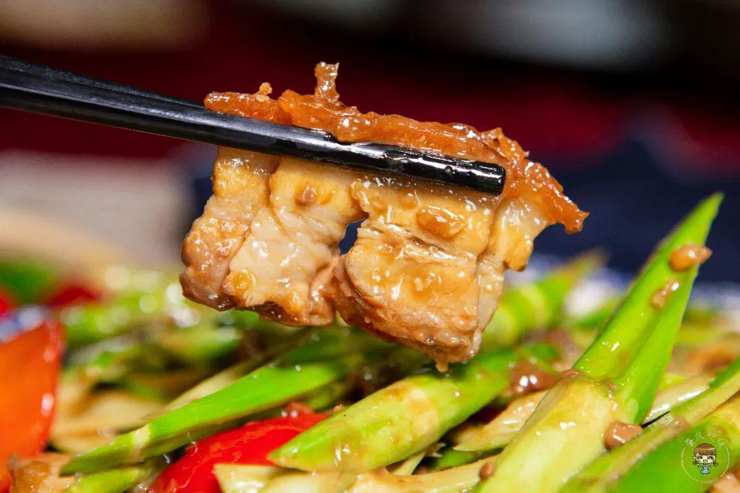 春笋炒烧腩【春笋炒烧腩】是特价菜,也是应季菜,现在不吃真走宝!