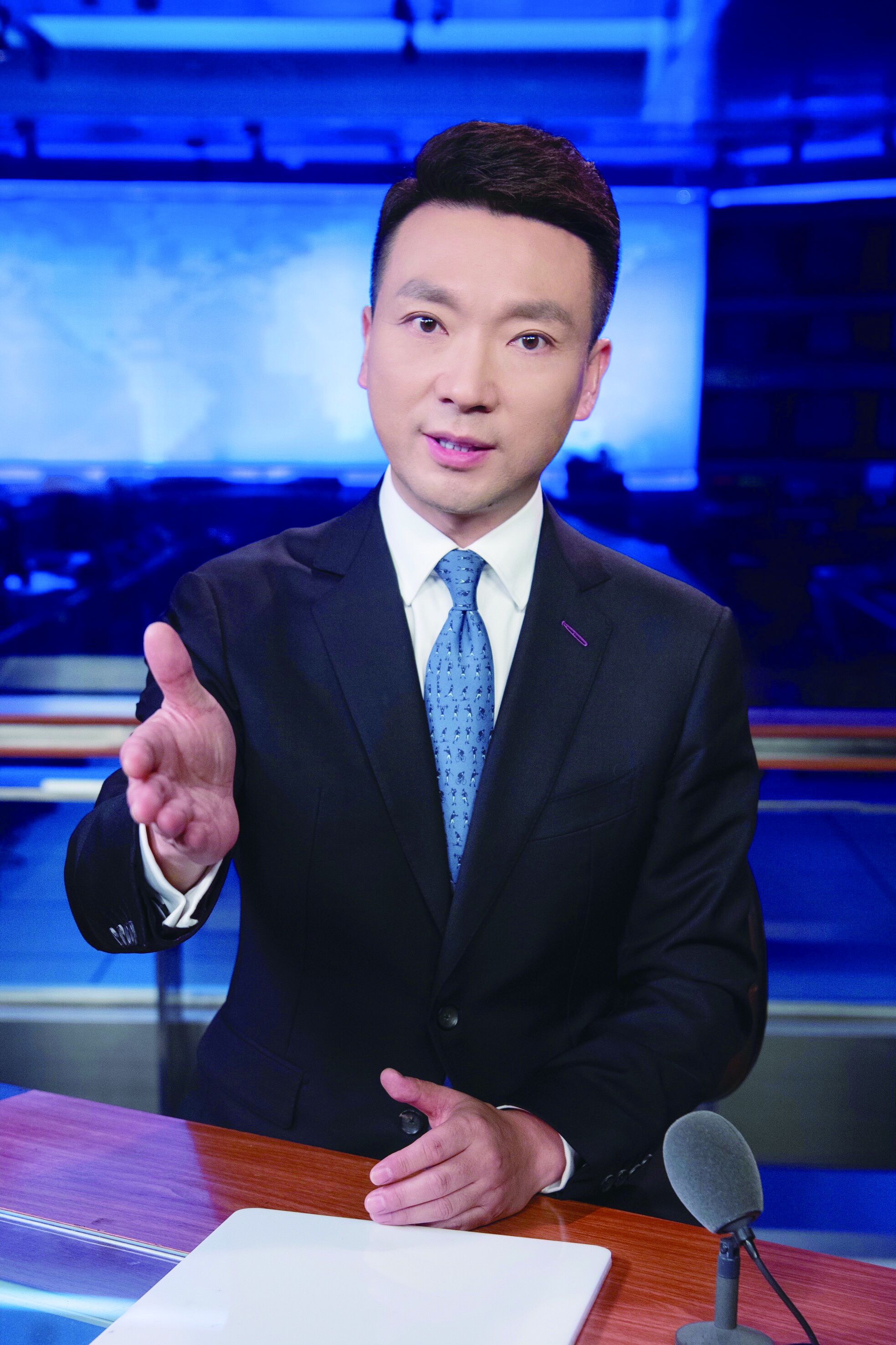 在《平均分》这本书里,康辉坦言,直到现在,他上《新闻联播》还会紧张.