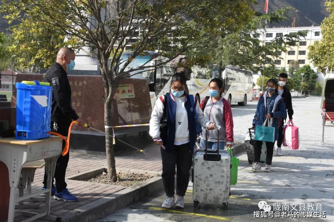 校园宿舍区▲文县一中高三学子返校复学据了解,今天,我县一中,二中