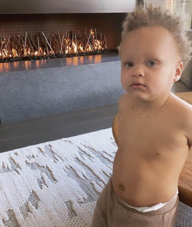 库里儿子锁中锋位?大肚子,1岁长得像10岁,腿长已超库里大女儿_卡农