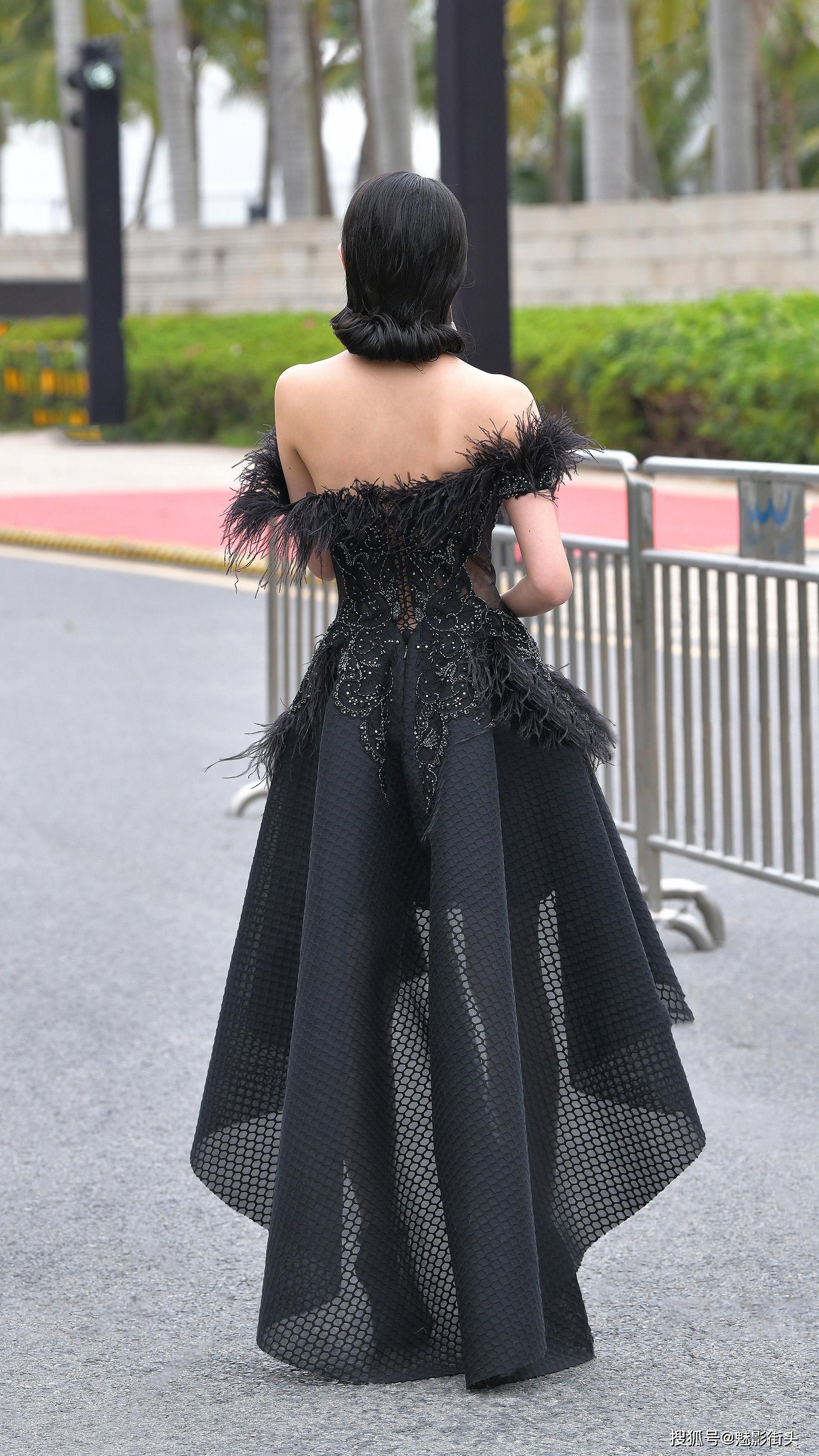 黑色晚礼服搭配黑色高跟凉鞋前短后长的设计衬托身材提升气质