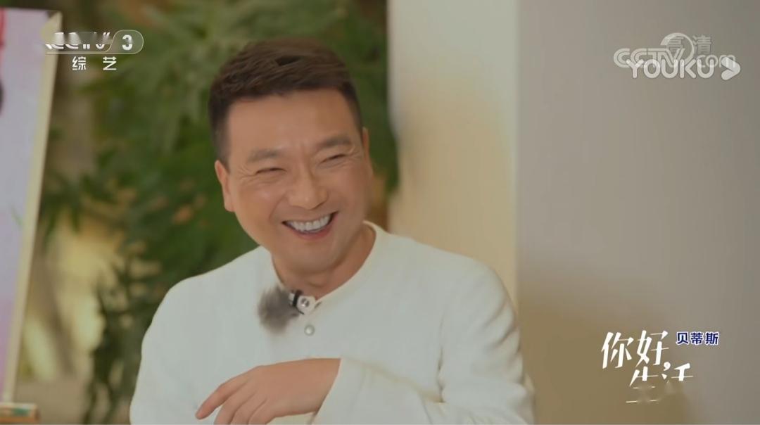最近,热播综艺《你好生活》中的一幕,把观众甜到了——央视名嘴康辉