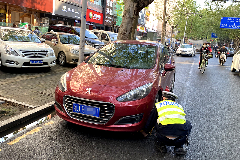 常德交警直属一大队积极回应市民关切 整治违法停车顽疾