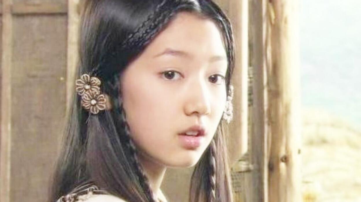 出身十分高贵,她的父亲是当朝驸马郗烨,母亲则是宋文帝的女儿寻阳公主