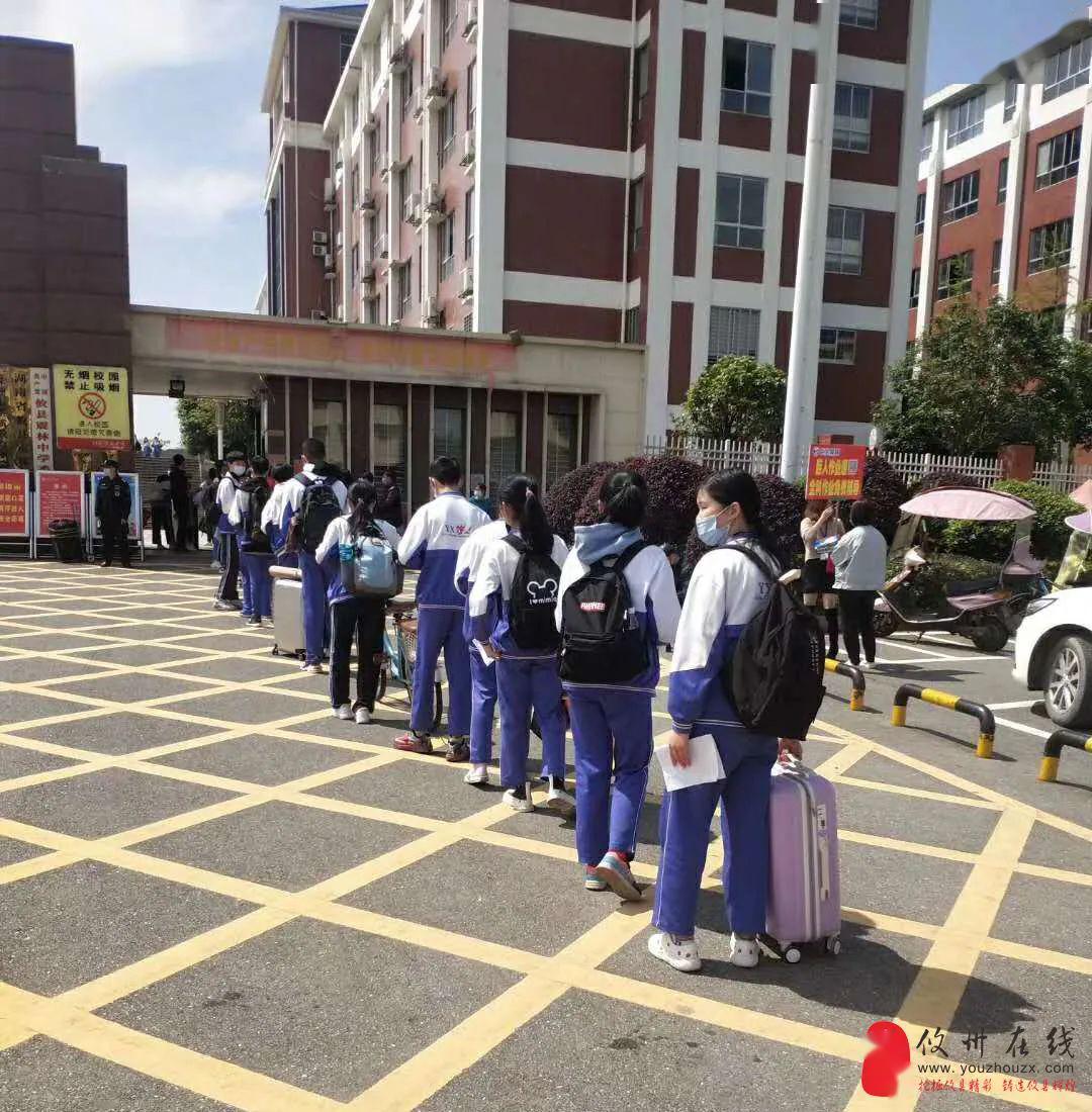 长鸿学校门口,家长们也陪着孩子入学了,神兽已正式交接,老师们,辛苦了