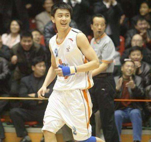 原创辽宁男篮史上最惨烈一战杨鸣断腕耀京城成功保级却搭上巅峰期