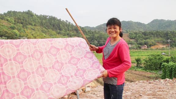 农村短视频今天出太阳钟姐拿棉被出来晒已经用了17年的老棉被