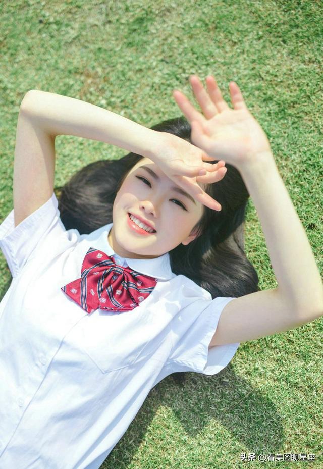 校园草坪上露出迷人笑容的可爱女生图片集,想陪你一辈子