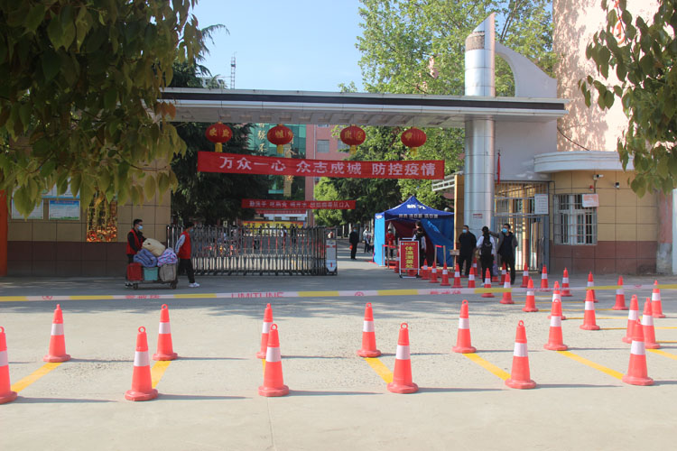邓州义工联合会携手团市委青年志愿者,在湍河一初中和湍河二初中同步
