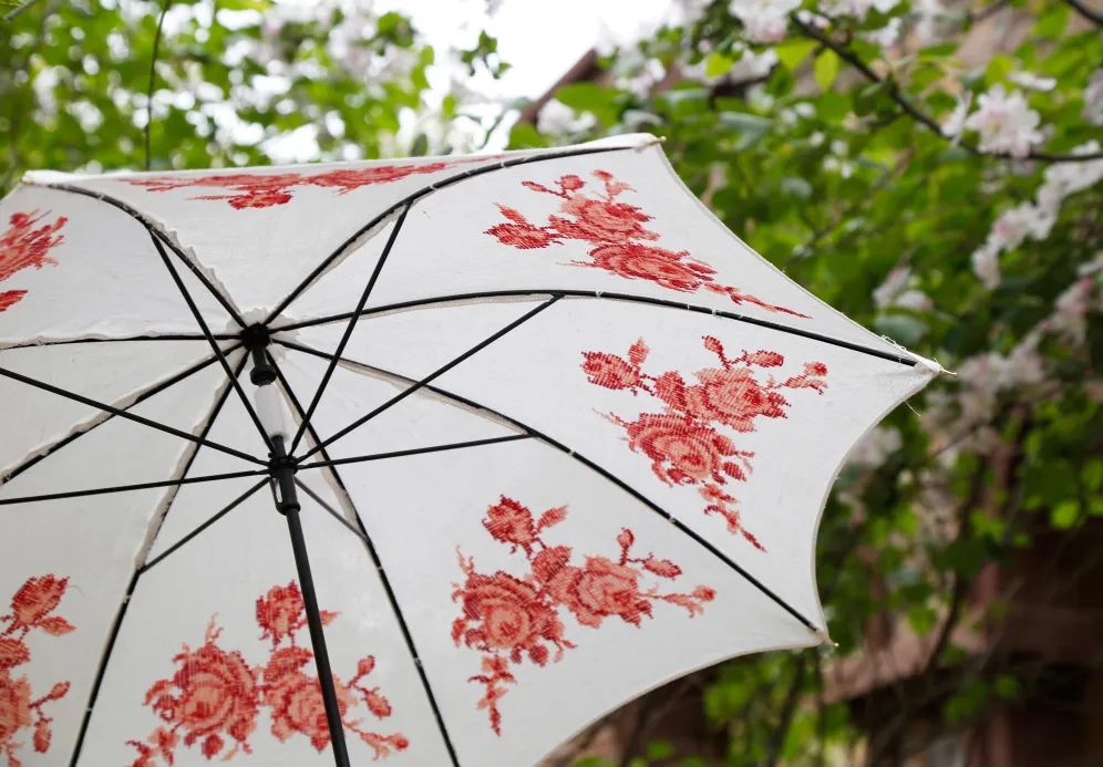 欧洲贵族手工绣花遮阳伞支撑您的四月天