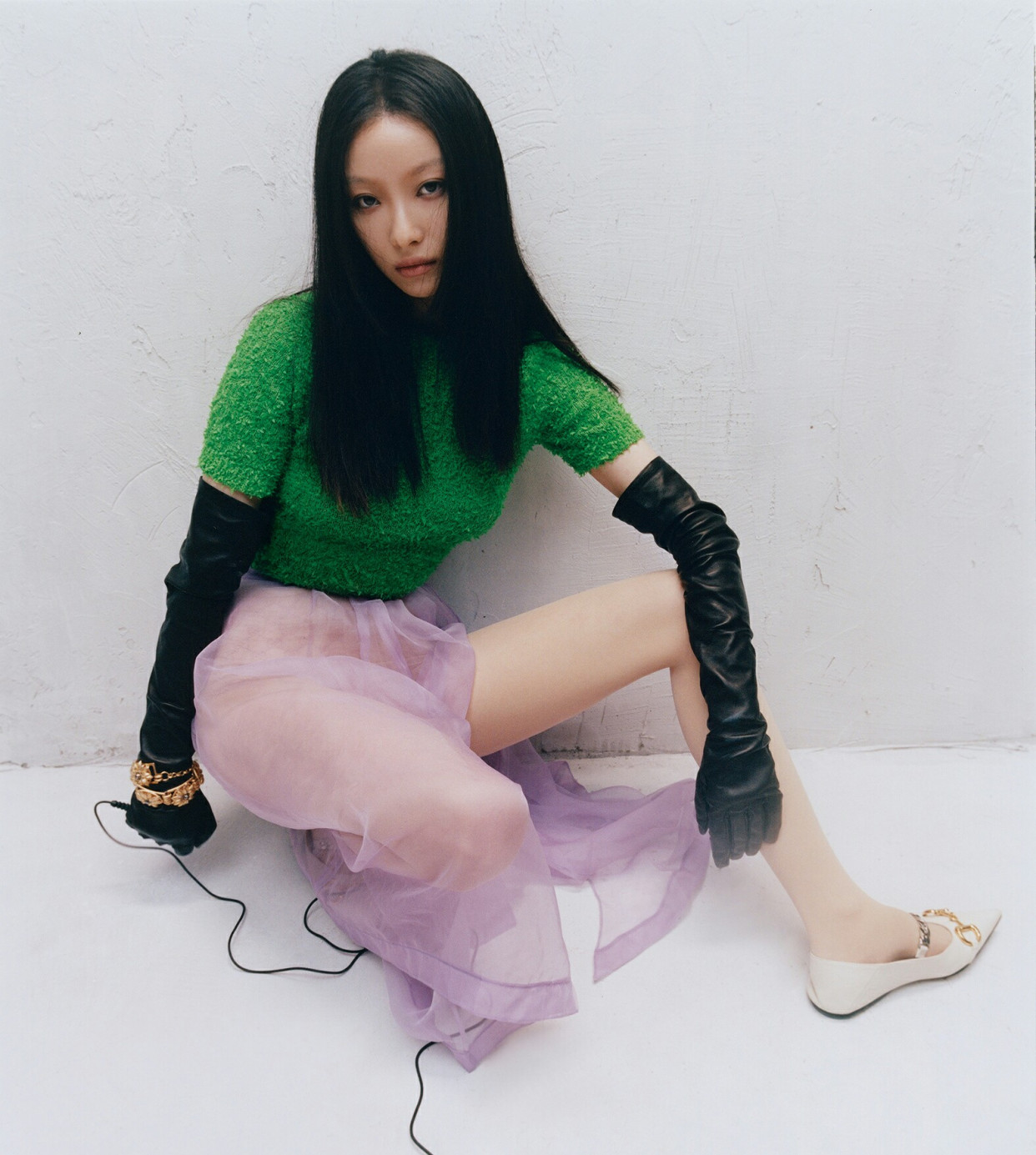 搭配绿色上衣和黑色手套,加上佩戴在手上的饰品,非常符合倪妮的气质