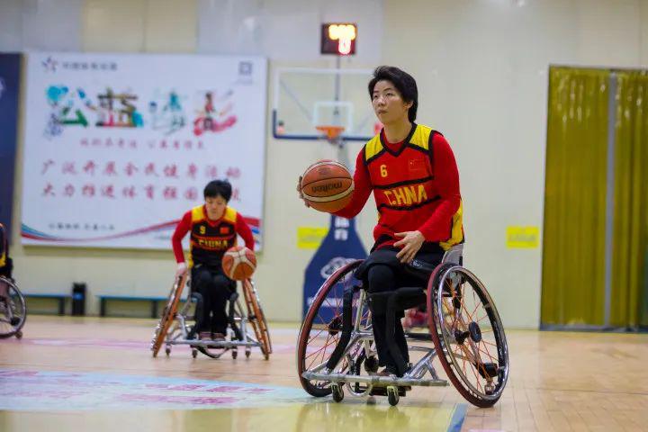 我认识了教练,之后开始练习轮椅篮球,当时的愿望就是想从截肢的阴影中