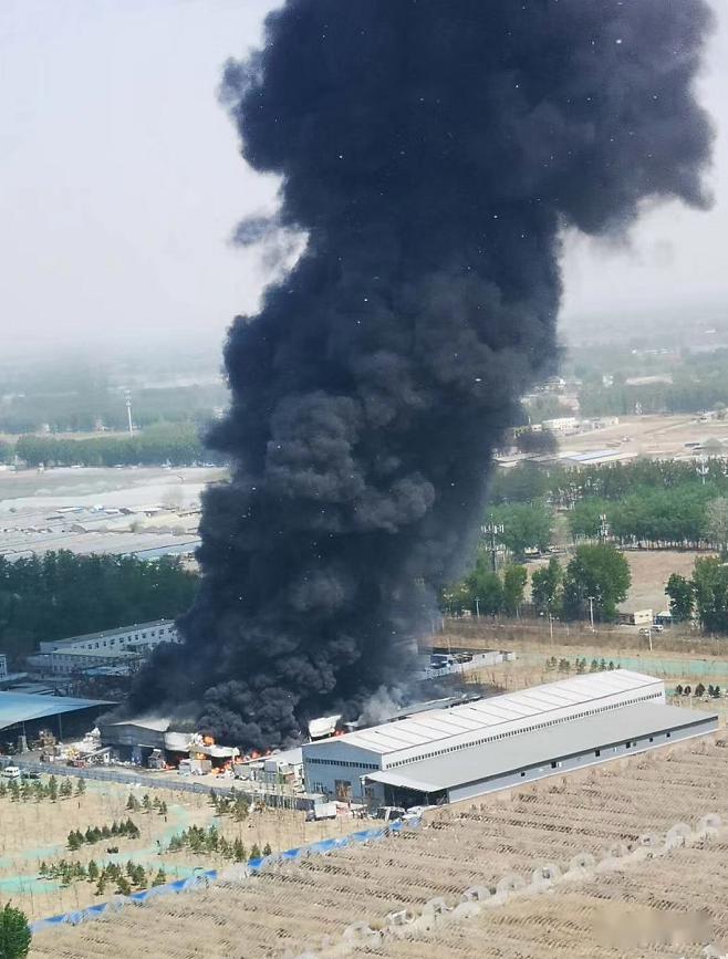 另外,小编也收到多名网友爆料,中午时段在张家湾牛堡屯方向一处"废品