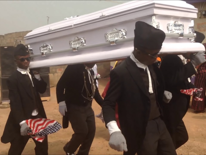 原创非洲奇葩葬礼:黑人抬棺变舞蹈秀,家属却直竖大拇指