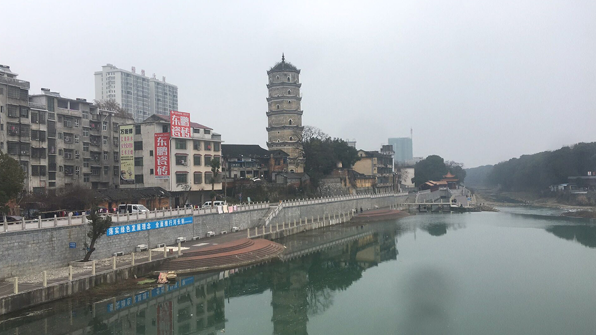 五中当时没有考点,我们学校学生特地都去县城九中考的,却意外的在考场