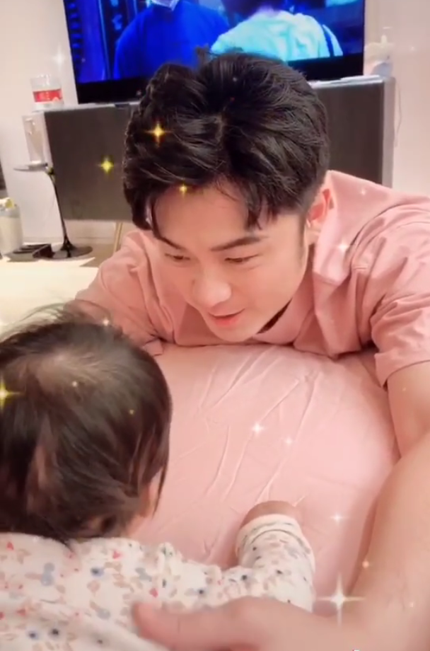 原创陈赫首次分享二女儿温馨日常宝宝小名叫东东孩子已快满百天