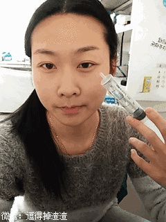 搞笑gif段子:邻居家小朋友刚幼儿园放学,就听到他爸妈劈了啪啦揍了