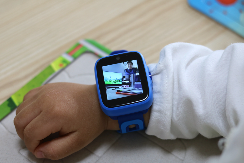 糖猫智能电话手表k1采用了高端儿童手表才有的的双摄方案,配备200万