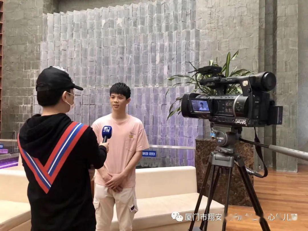 战疫时刻帅气主播上线彭彭老师到厦门卫视上课啦红色小喇叭第十五期