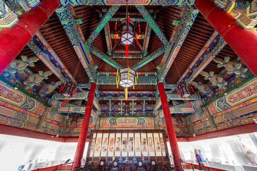 西安鼓楼的鼓,每面代表一个节气;图2,3西安钟楼内部的彩绘和建筑焦构