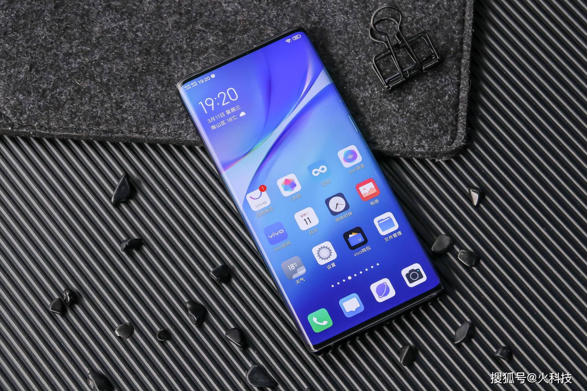 vivo nex3s华为 p40冰霜银配色还采用了磨砂玻璃与纳米纹理膜片相叠加