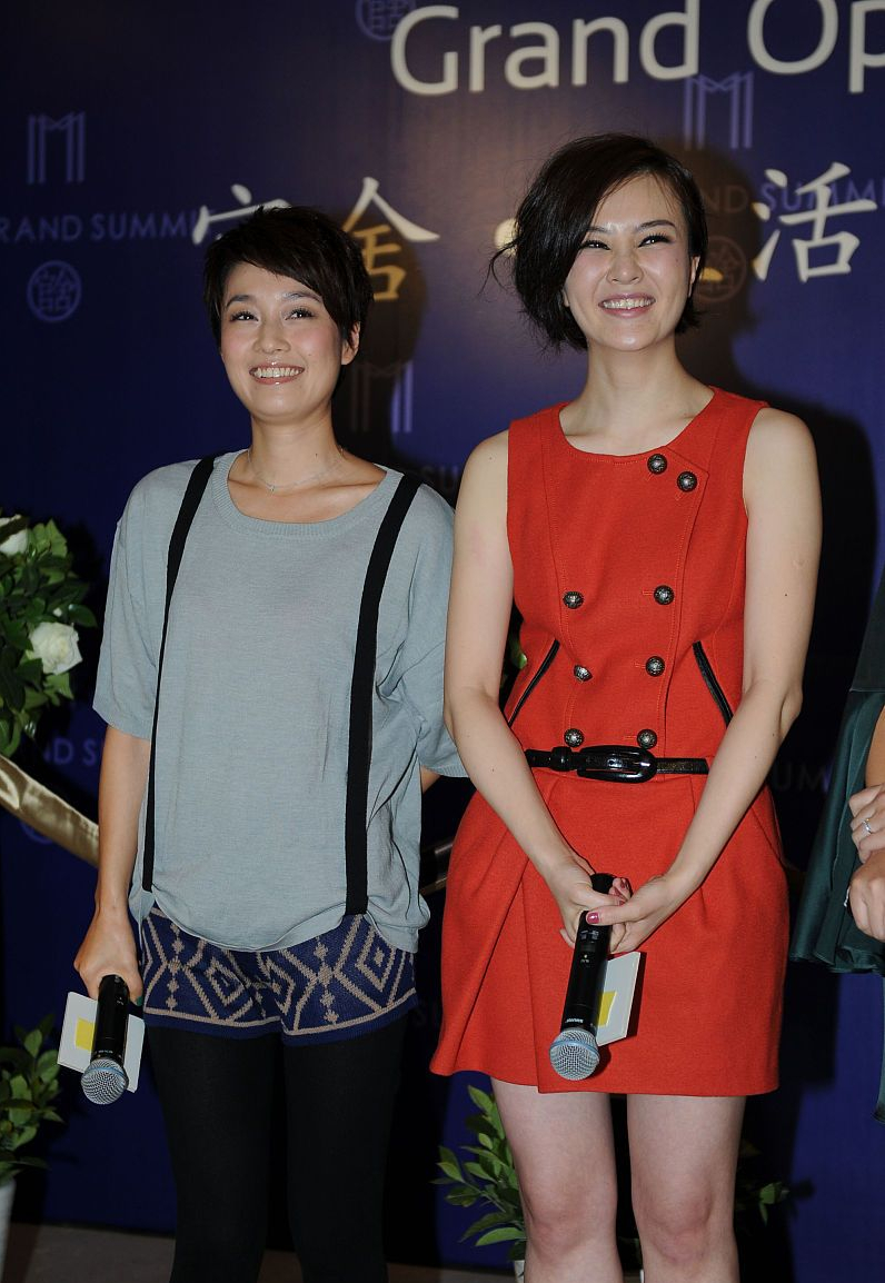 马伊P留长发剪刘海大变样与刘孜模仿梅婷神还原眼神太妩媚