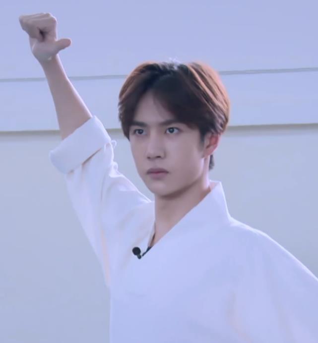 王一博千里学舞的视频,他坐了九个小时的飞机,飞到了云南,要找的老师