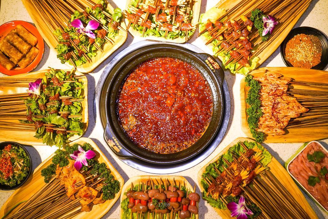 也是草根美食最大众化的体现,串串香实际上是火锅的另一种形式,所以