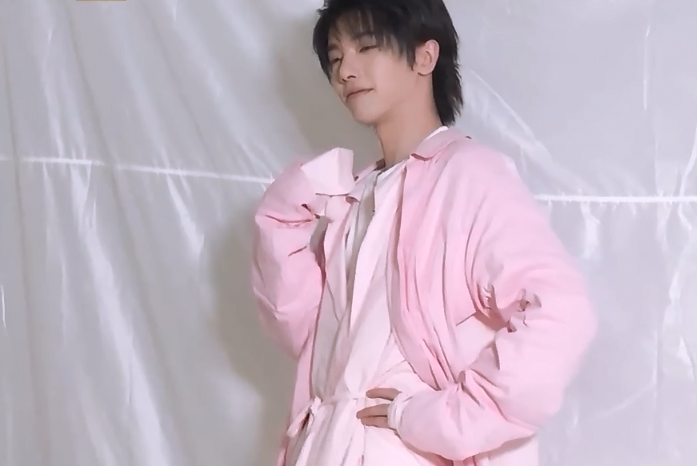 华晨宇《歌手》新物料,一身粉红色超可爱,"东北揣"实力抢镜