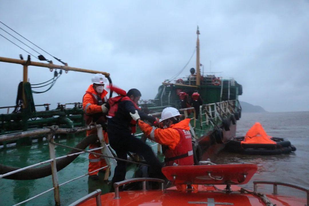 一船舶舟山海域搁浅倾斜7名船员遇险东海救援队快速行动全部成功获救