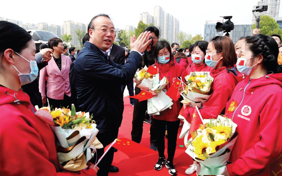 鲜花掌声最高礼遇迎接最可爱的人
