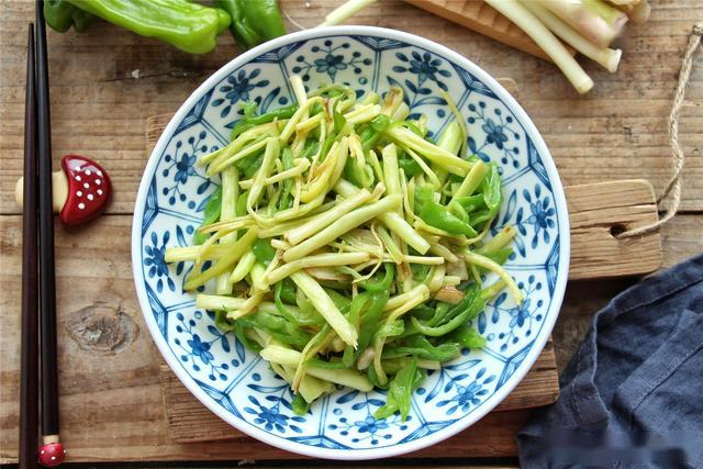 四月这菜正鲜美不花钱但有耐心才吃得到随手一炒清甜脆嫩