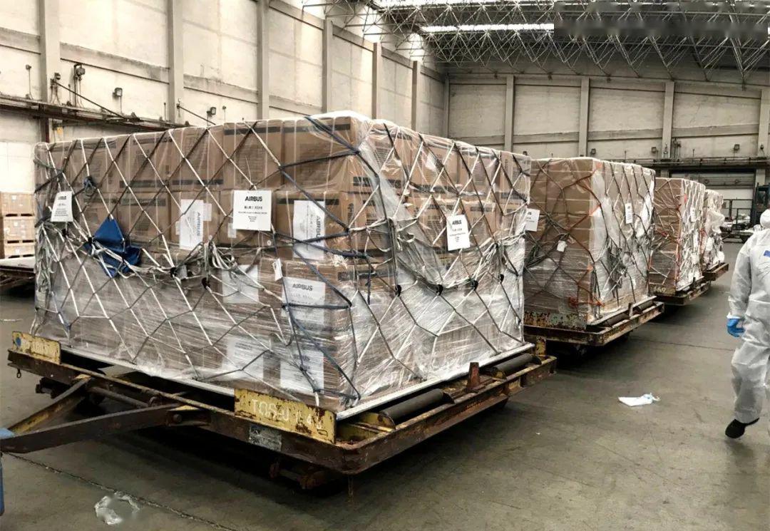 满满四飞机华贸物流助抗疫物资驰援海外