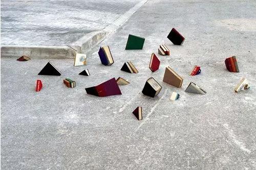 10位艺术家的装置艺术,带你"花式玩转书籍"!