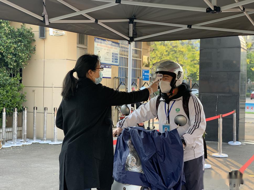 戴口罩,测体温,保持1米以上间距……我市高三,初三学生今天返校复学!