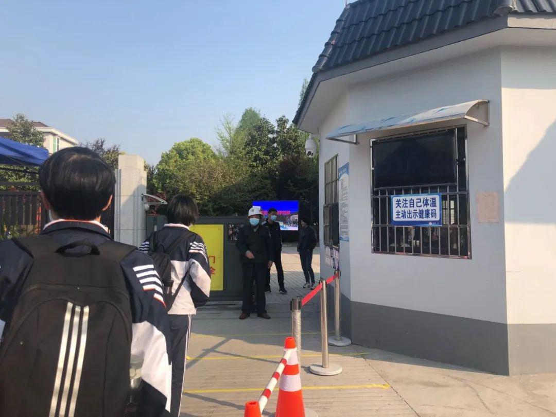 锦城第二中学一切,都回来啦久违的老师久违的同学久违的校园今天,临安