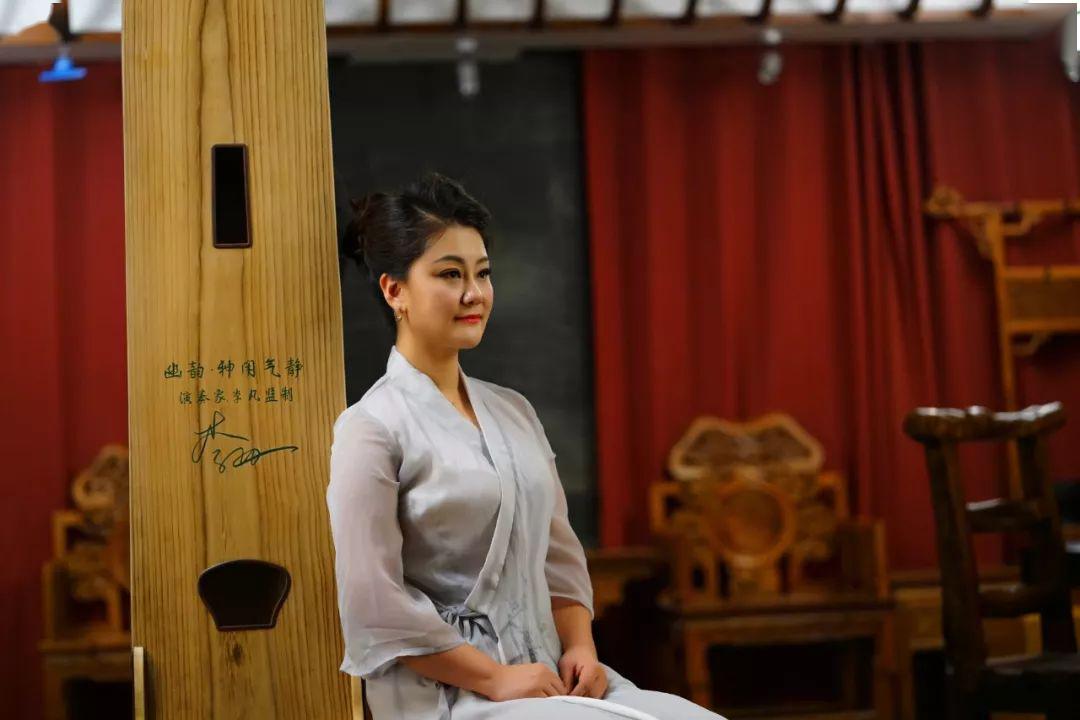 远在法国的饮冰小姐姐又发来"买家秀",甚是耀眼._古筝